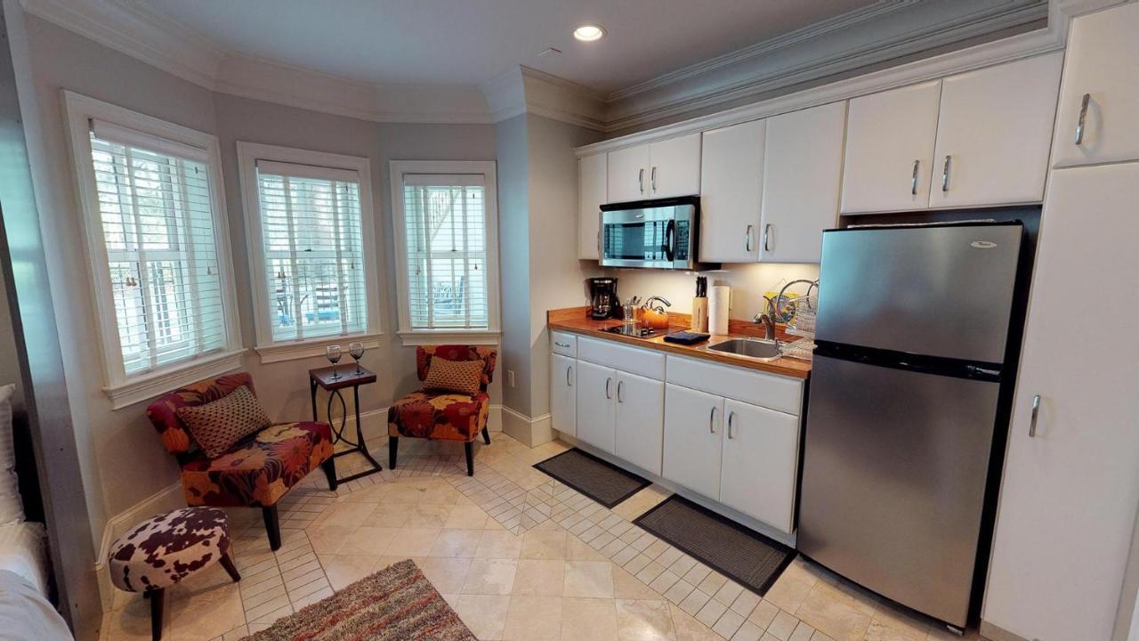 Suite Escape Savannah Exterior photo